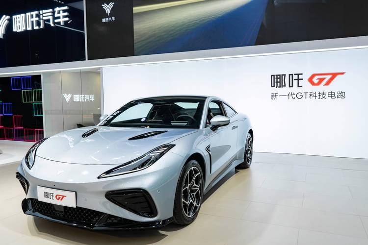 惠州290哪吒汽车在智能汽车领域的表现，领途汽车在新能源汽车市场中的影响力